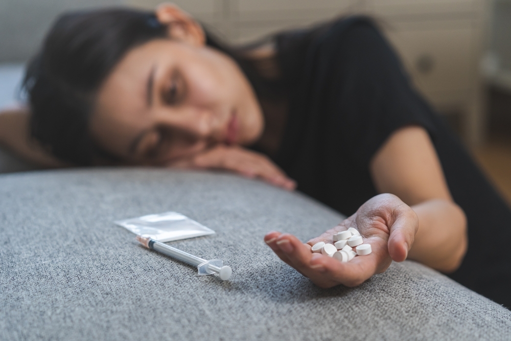 woman-hand-full-of-pills