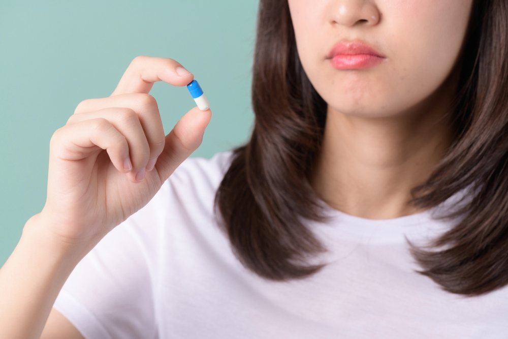 woman-taking-Hydromorphone-tablets