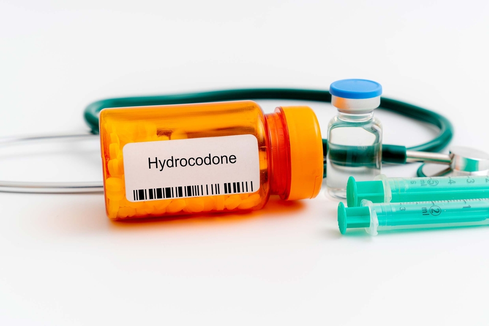 Hydrocodone-tablets-in-bottle