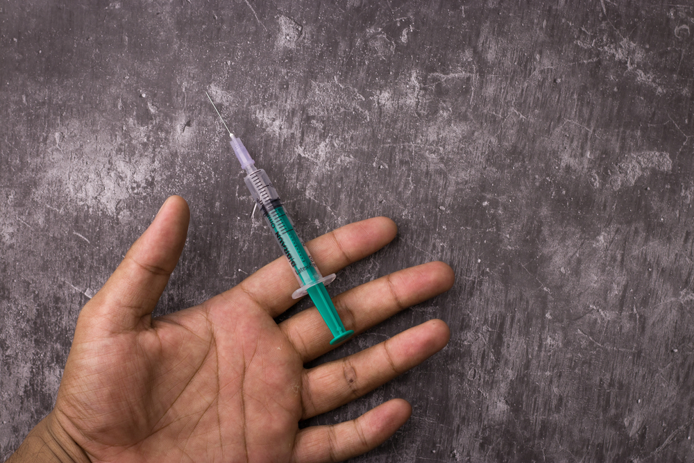 Steroids-injection-in-hand