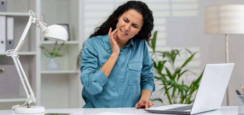 professional woman facing oral pain