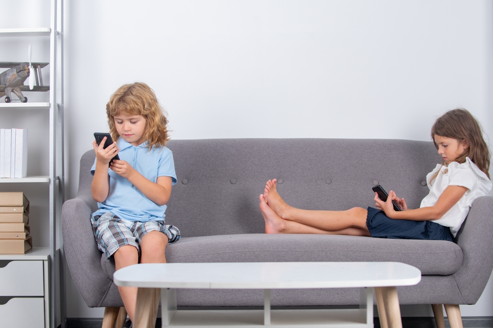 two-girl-playing-game-on-phone