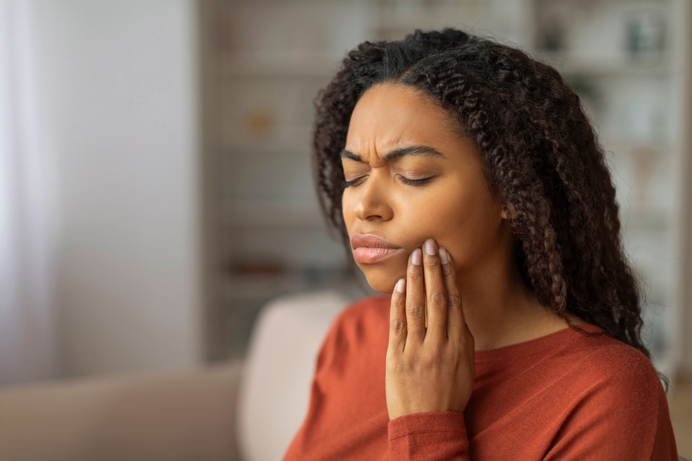 woman facing teeth pain