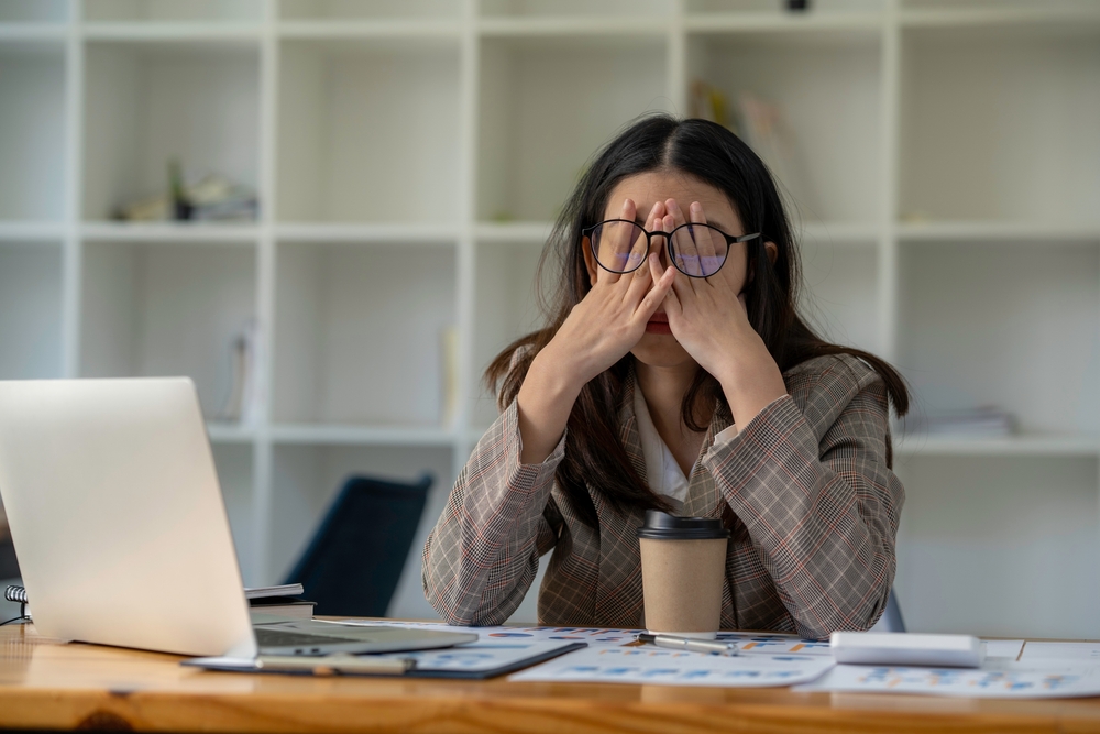 woman-in-stress-in-office