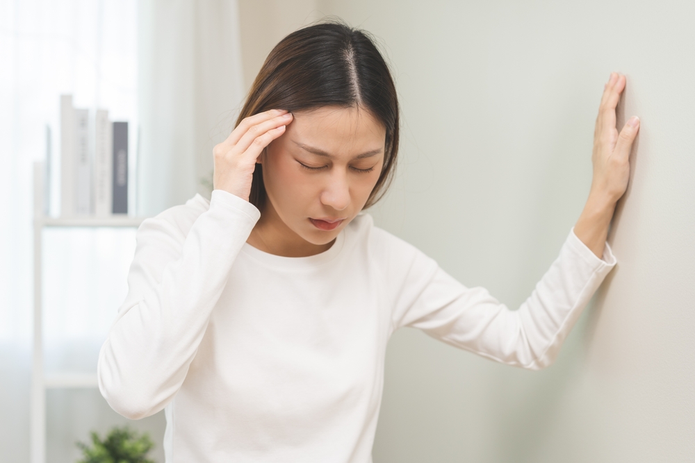 young-woman-in-headache-and-dizziness
