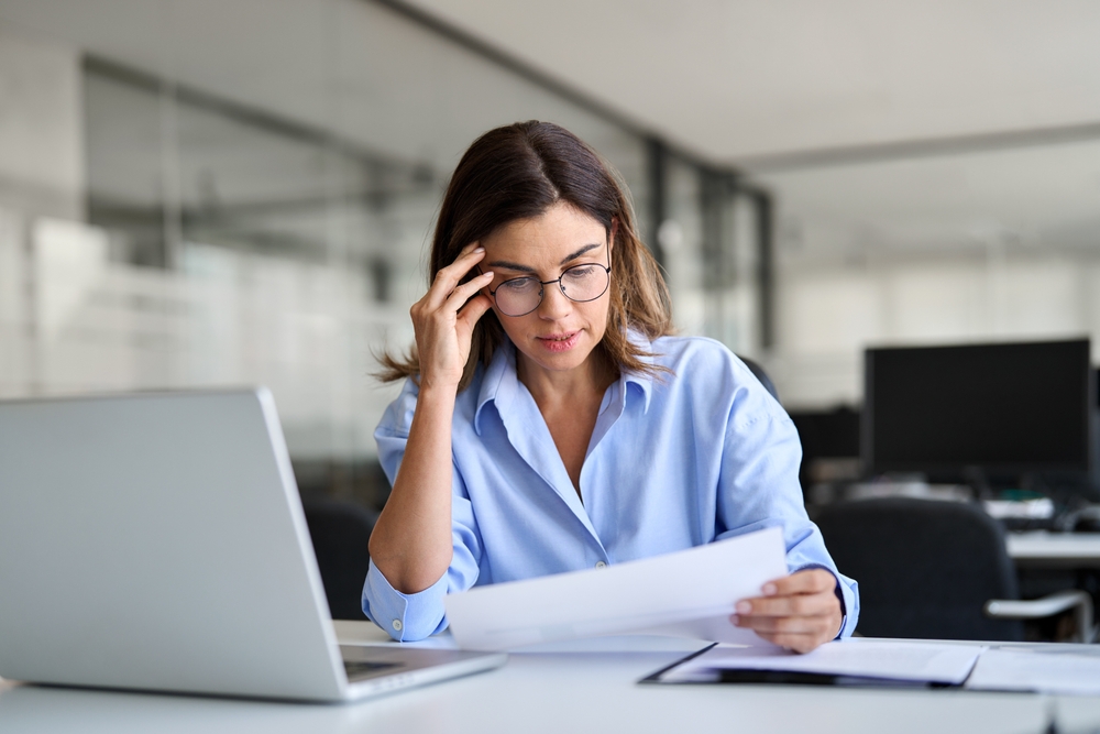 woman-in-office-in-headache