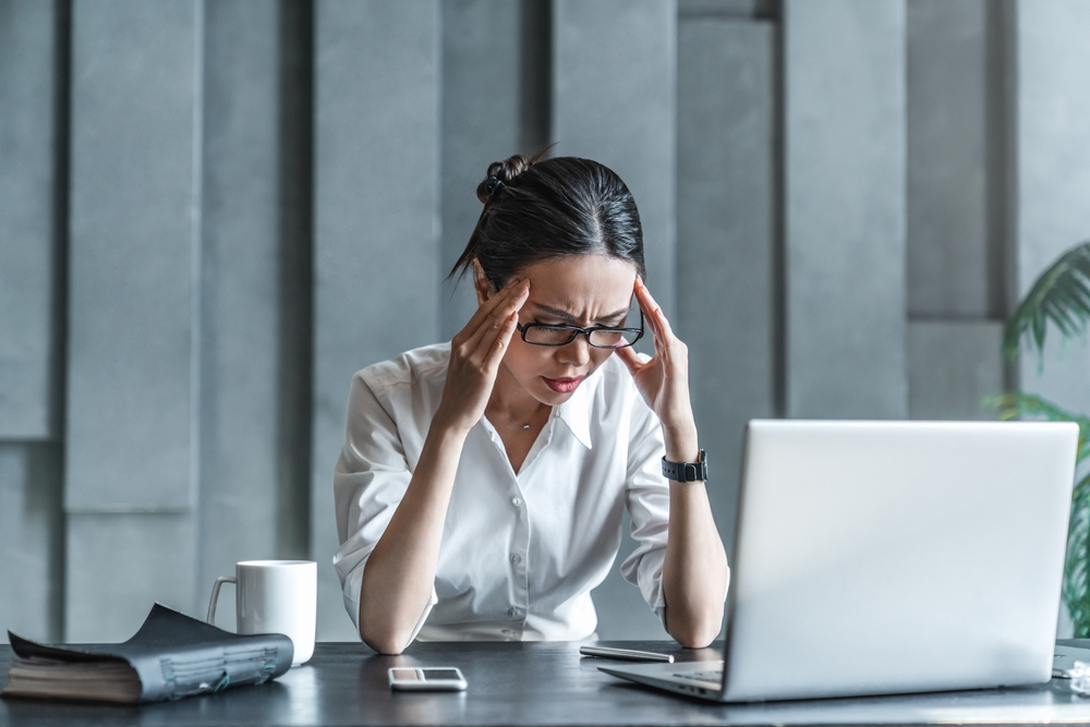 woman-in-office-in-stress