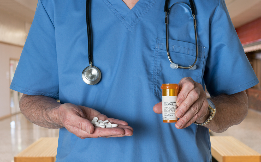 Oxycontin-tablet-in-doctors-hand