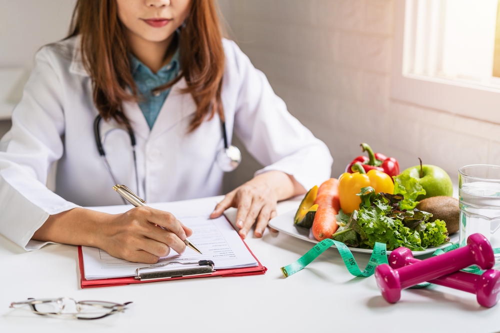 doctor-giving-nutration-chart