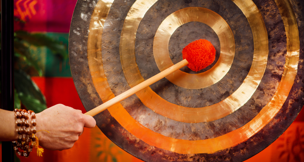 playing-gong