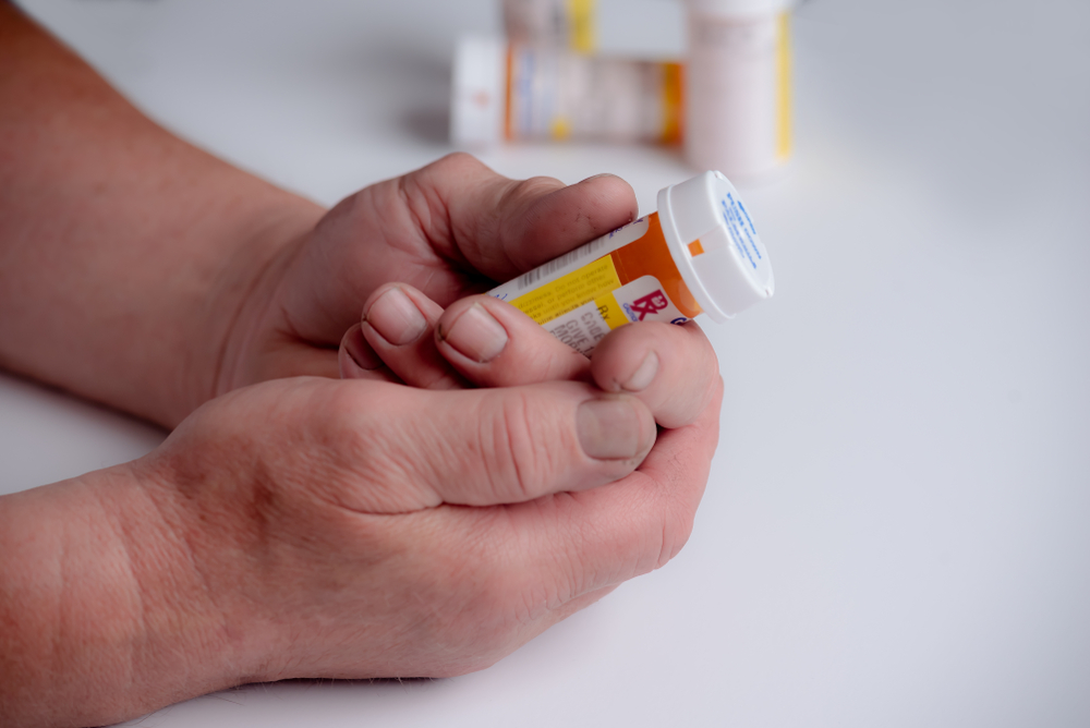 Percocet-tablets-on-bottle
