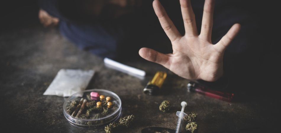 man-hand-with-drugs-and-pills