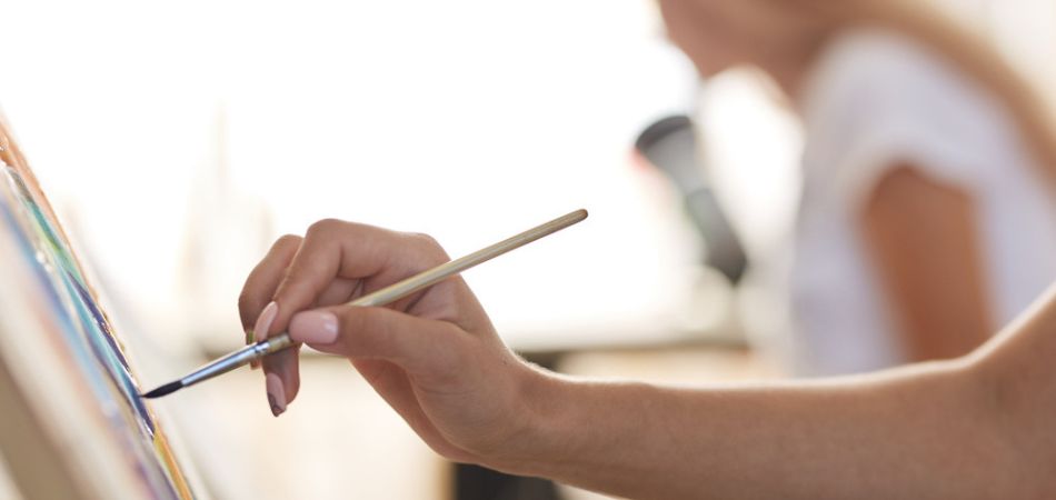 woman doing art for therapy
