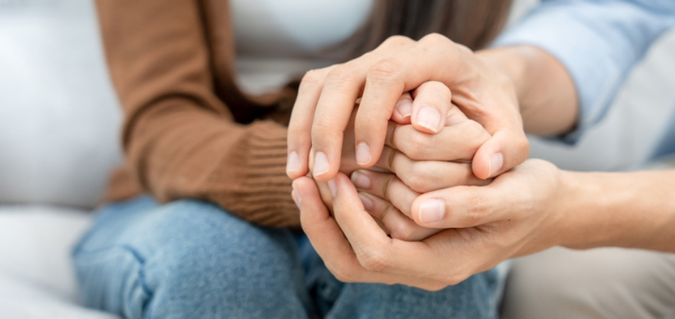 people holding hands in therapy for zaleplon addiction