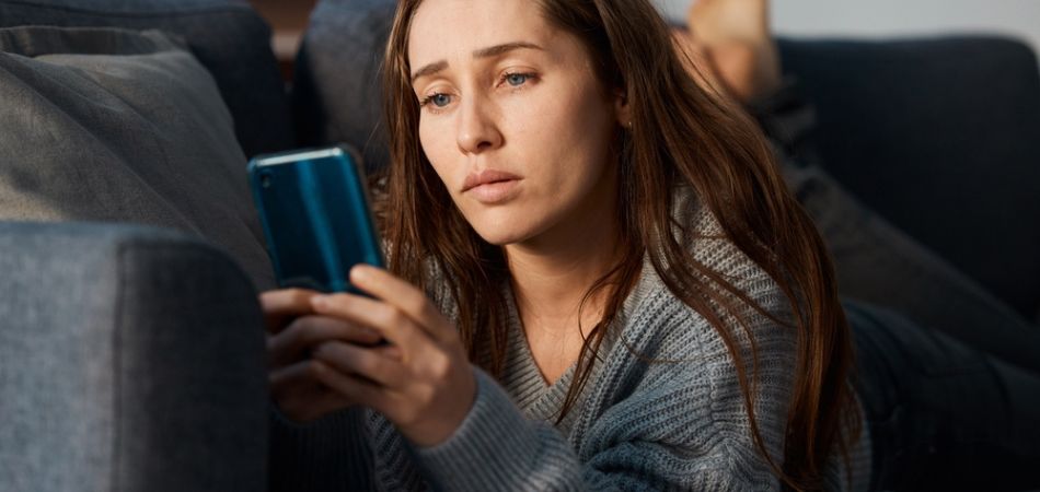 woman suffring social media addiction
