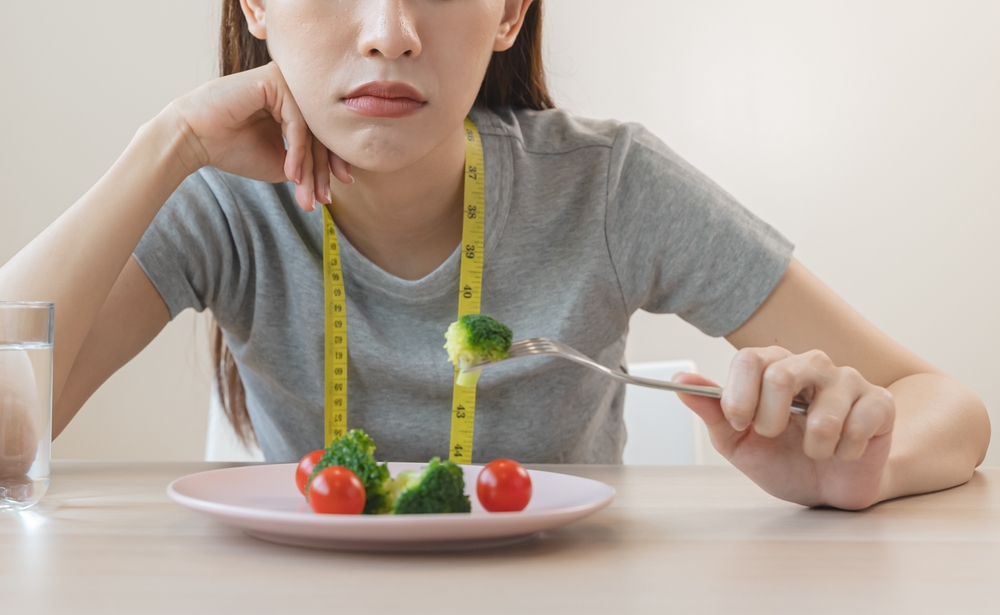 woman-overeating