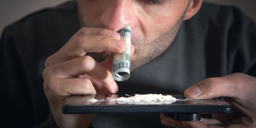 man-inheal-cocaine