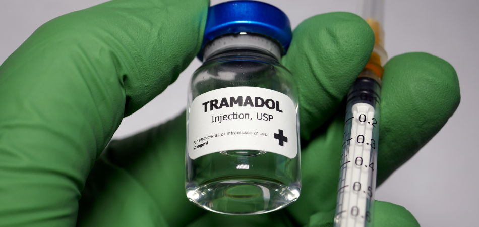 tramadol-and-alcohol-container-of-tramadol