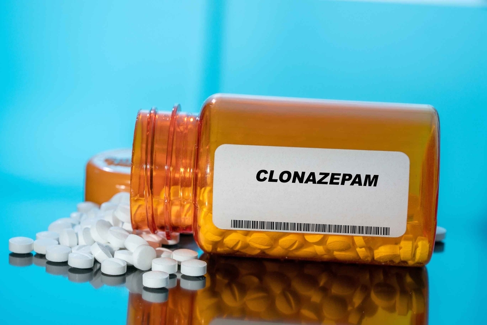 Clonazepam-tablets-in-bottle