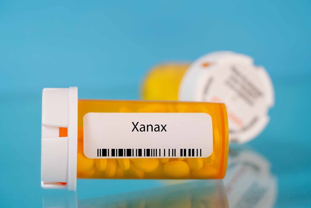 Xanax-tablets-on-bottle