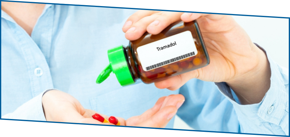 Tramadol-tablets-in-hand