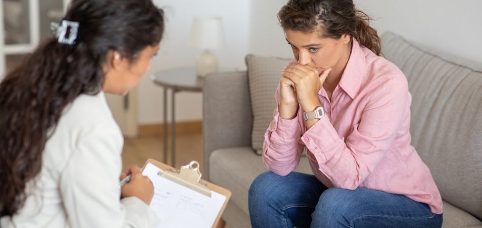 young-woman-with-therapist
