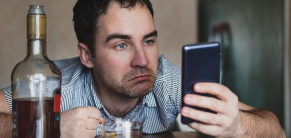 Alcohol detox - alcoholic-man-with-phone