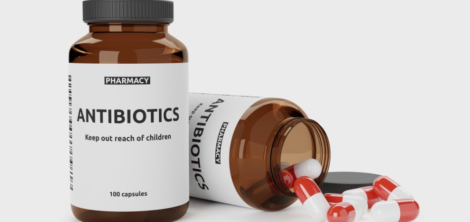antiniotic pills on bottle