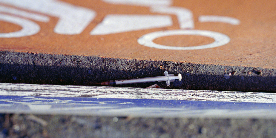 heroin-detox-heroin-syringe-on-the-floor