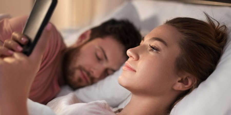 internet-addiction-woman-on-phone