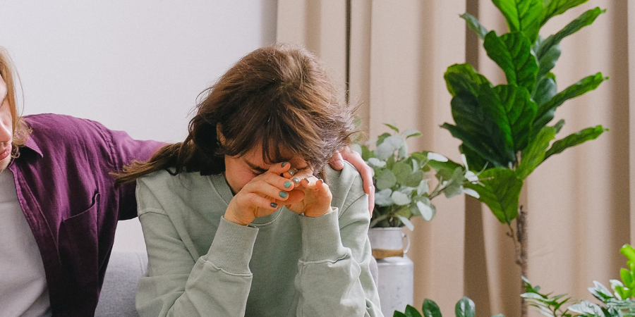 morphine-rehab-man-emotionally-supporting-woman