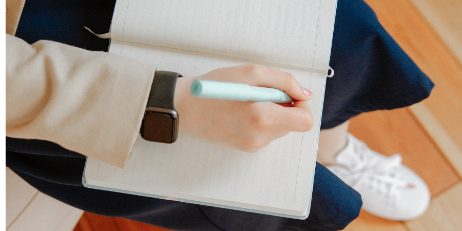 mogadon-rehab-therapist-taking-notes