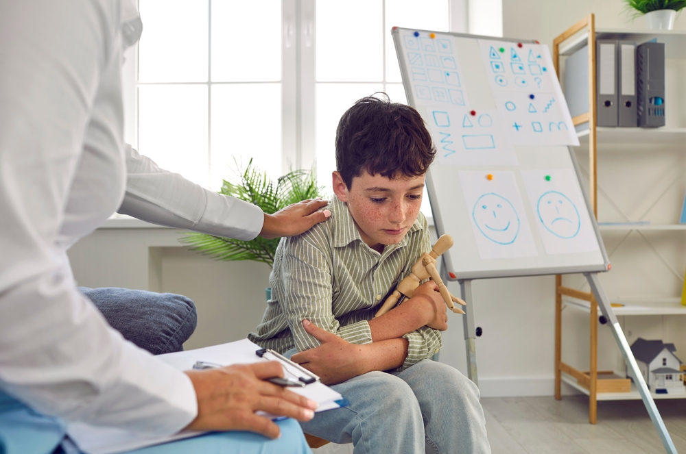 Doctor give support to child