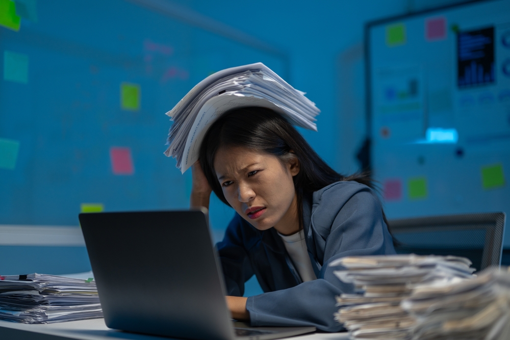young-woman-struggeling-at-work