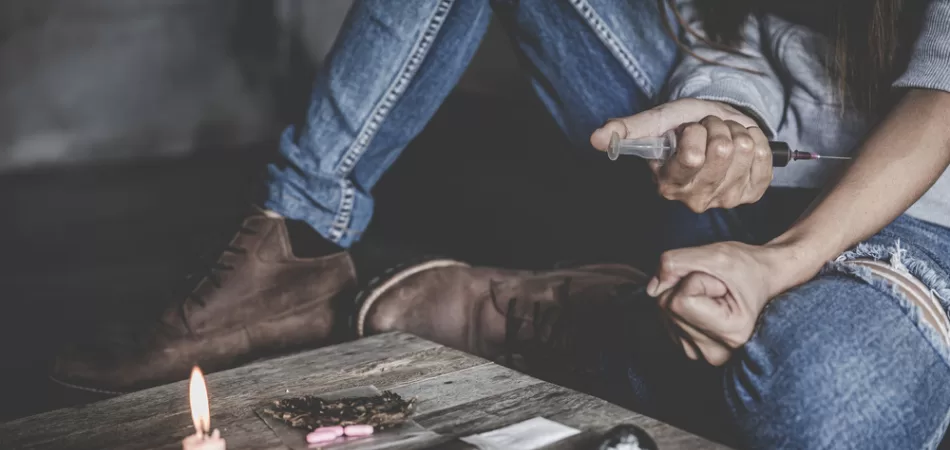 Person mixing skunk weed with heroin